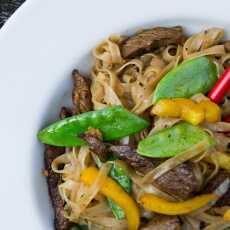 Przepis na Stir fry ze stekiem wołowym i makaronem ryżowym. / Beef steak and rice noodles stir fry. 