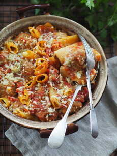 Przepis na Rigatoni z klopsami, pomidorowym sosem i mozzarellą. Lipcowa obfitość…