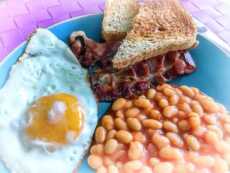 Przepis na Śniadanie angielskie – fasolka, boczek i jajko sadzone