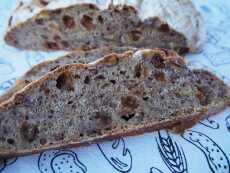 Przepis na Chleb pszenny na zakwasie z rodzynkami i orzechami włoskimi