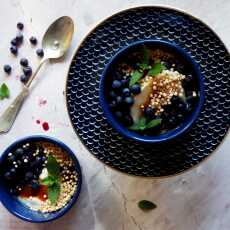 Przepis na Jogurt z jagodami leśnymi, miodem gryczanym, miętą i ekspandowaną quinoą