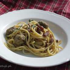 Przepis na Włoskie klasyki: Spaghetti carbonara z białą kiełbasą