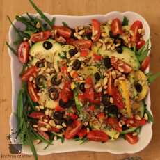 Przepis na Sałatka z kaszą quinoa, grillowanymi warzywami i dressingiem pietruszkowym