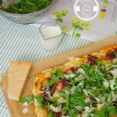 Przepis na Pizza z bresaolą, rukolą i parmezanem (parmigiano reggiano)