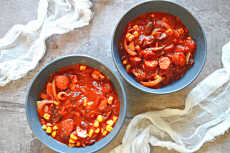 Przepis na Kiełbaska z kurczaka w sosie pomidorowym na ostro