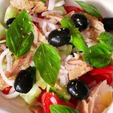 Przepis na Sałatka z tuńczyka, pomidorów, papryki, ogórka, oliwek i cebuli skropione oliwą oraz limonką