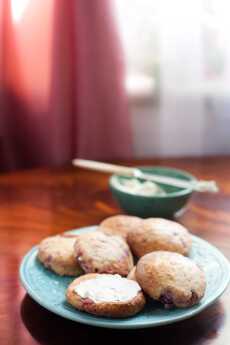 Przepis na Kruche, kokosowe ciastka z jeżynami i malinami