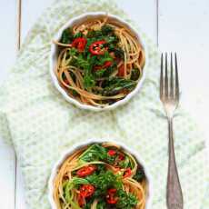 Przepis na Razowe spaghetti z jarmużem, chilli i pancettą