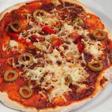 Przepis na Pizzerinki z papryką, cebulą i oliwkami
