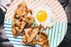 Przepis na Bacon Bing Bread: a Breakfast-y Take on Classic Chinese Pancakes