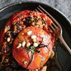 Przepis na Pomidory faszerowane bulgurem i kaszą quinoa.