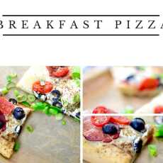 Przepis na Śniadaniowa pizza z jajkiem, szynką parmeńską, oliwkami i pomidorkami 