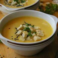 Przepis na Pikantna zupa dyniowa z ziołami i parmezanem