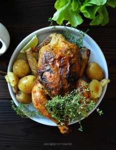 Przepis na Pieczony ziołowy kurczak podawany z winnym sosem jeżynowo-porzeczkowym i młodymi ziemniakami