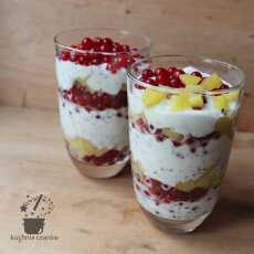 Przepis na Deser jogurtowy z sezamem, nasionami chia i owocami w wersji standardowej i wege