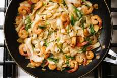 Przepis na Easy 15 Minute Garlic Shrimp Scampi Chow Fun Noodles Recipe