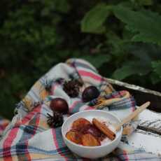 Przepis na Pudding ryżowy z duszonymi śliwkami i cynamonem