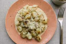 Przepis na The Best Way to Cook Trader Joe’s Cauliflower Gnocchi: Pan-fried Cacio e Pepe Cauliflower Gnocchi Recipe