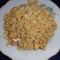 Przepis na Smażony ryż z jajkiem. Ekspresowe danie gdy w lodówce pustki, na koniec miesiąca, dla studenta.