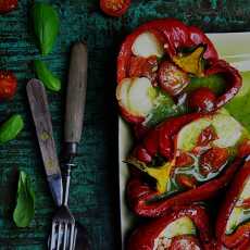 Przepis na Pomidorki zapiekane w papryce z kulkami mozzarelli i bazyliowym pesto