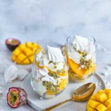Przepis na Bezowy deser: eton mess z mango i marakują