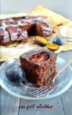 Przepis na Wegańskie ciasto czekoladowe ze śliwkami bez cukru