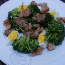 Przepis na Salatka: brokuly, jajko, chleb i sos z anchois