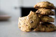 Przepis na A Classic Chocolate Chip Cookie with a Cardamom Twist: Cardamom Chocolate Chip Cookies