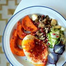 Przepis na Jajko sadzone z pieczonymi warzywami i sałatką z cukinii