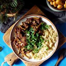 Przepis na Quinoa z grzybami nameko, czerwoną cebulą i sosem sojowym