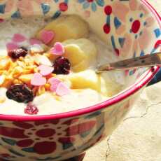 Przepis na Dietetyczny mus bananowy na bazie jogurtu naturalnego z orzechami i żurawiną