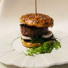 Przepis na Jesienny burger – z burakami, cebulą i serem kozim