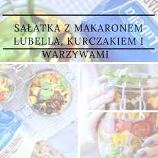 Przepis na Sałatka z pełnoziarnistym makaronem Lubella, kurczakiem i warzywami w sosie miodowo- musztardowym 