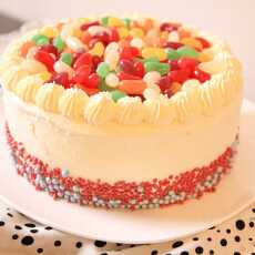Przepis na Urodzinowy tort ubrany w cukierki