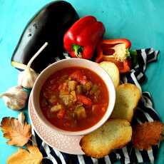 Przepis na Zupa paprykowa z bakłażanem i pomidorami