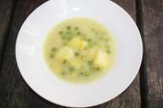 Przepis na Delikatna zupa drobiowa z zielonym groszkiem