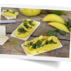 Przepis na Chrupiące kromeczki z aromatyczną pastą mango – curry i kolendrą. 