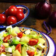 Przepis na Sałatka z serem feta, pomidorkami, gruszką i kukurydzą
