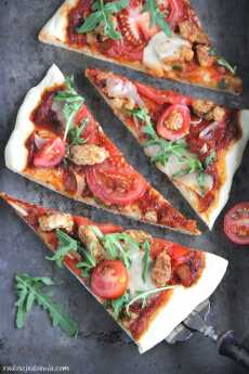 Przepis na Pizza z indykiem, mozzarellą i rukolą