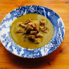 Przepis na Zupa krem z brokułów, jarmużu i serka pleśniowego z grzankami ziołowymi