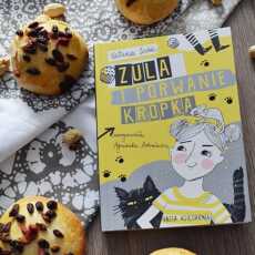 Przepis na Drożdżowe bułeczki z karmelem inspirowane książką - Zula i porwanie Kropka. 