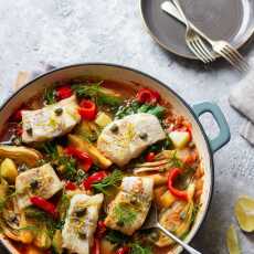 Przepis na Ryba pieczona z koprem włoskim, ziemniakami i papryką - Pomysł na jednogarnkowy obiad z rybą