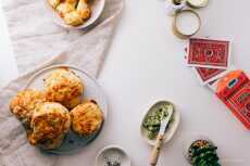 Przepis na Extra Flaky Sky High Cheddar Scallion Biscuits