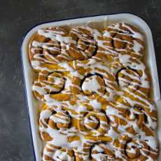 Przepis na Dyniowe bułeczki cynamonowe (Pumpkin Cinnamon Rolls)