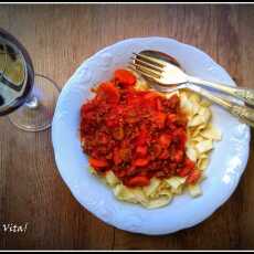 Przepis na Tradycyjny sos boloński podany z makaronem tagliatelle. Mit spaghetti po bolońsku obalony! 