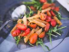 Przepis na Makaronowa sałatka z rukolą i pomidorami