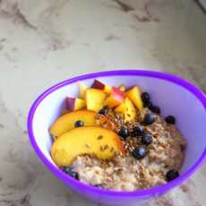 Przepis na Śniadania: Owsianka z nektarynką i jagodami