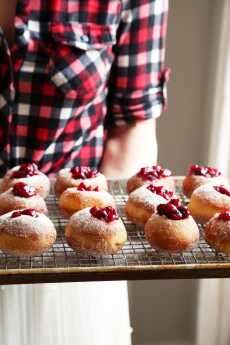 Przepis na Cranberry Jam Doughnuts with Spiced Orange Sugar