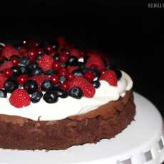 Przepis na Bezmączne ciasto czekoladowe z kremem i owocami