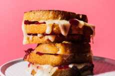 Przepis na The Cran-brie: Cranberry and Brie Grilled Cheese